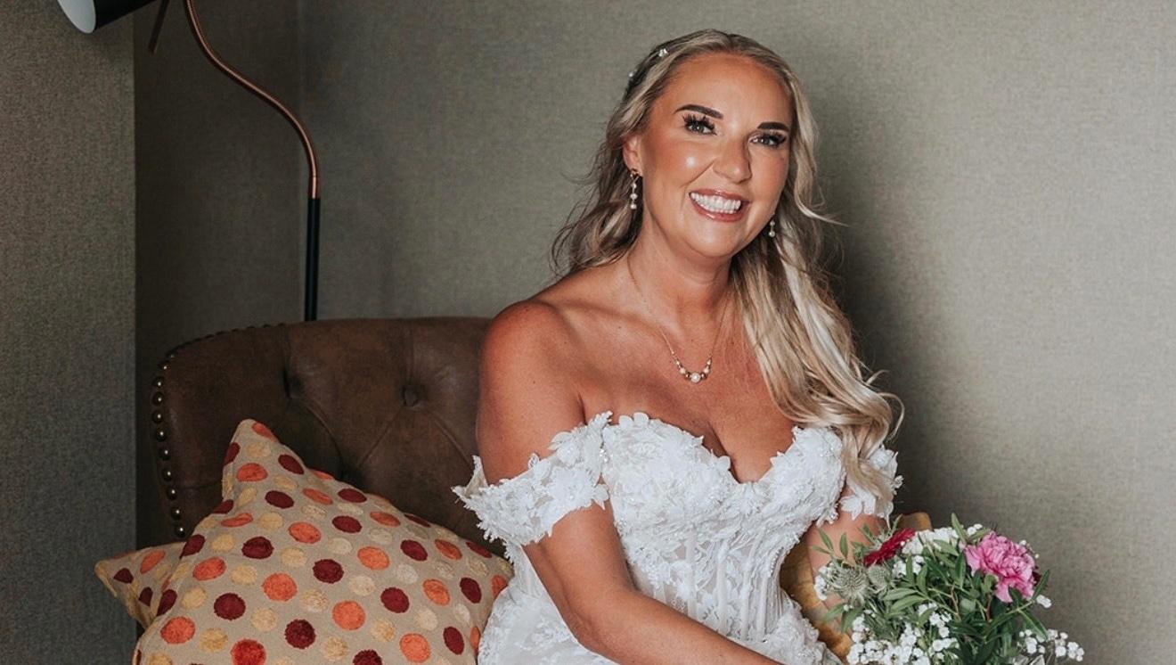 Diagnosticada com câncer de mama em estágio 4, Amanda decidiu realizar o antigo sonho de se vestir de noiv - undefined