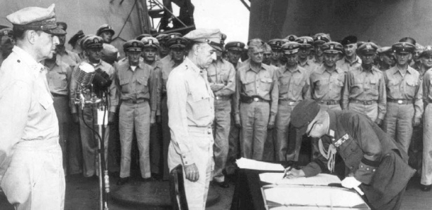 Oficiais norte-americanos observam o general japonês Yoshijiro Umezo assinar a rendição do país na Segunda Guerra Mundial - Reuters