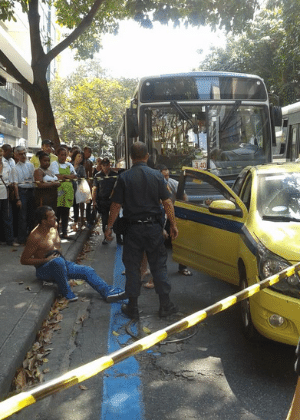Taxista senta na calçada após ser esfaqueado em rua de Ipanema - Luciana Passos/Twitter