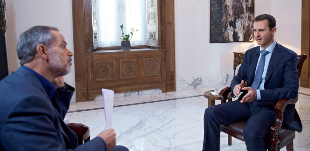 O presidente da Síria, Bashar Assad (à dir.), afirmou que aliança formada por Rússia, Irã, Síria e Iraque deve "ter sucesso" - Sana/EPA/EFE