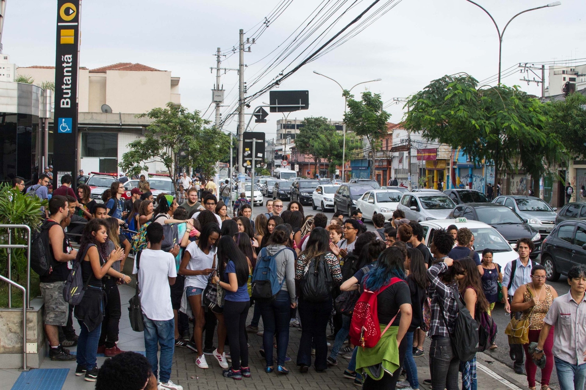 22.mar.2016 - Estudantes realizam ato contra o fechamento de salas na rede estadual e contra a 'máfia da merenda'. A concentração ocorreu por volta das 8h na estação Butantã, na linha 4-amarela do metrô, na zona oeste de São Paulo - Kevin David/Futura Press/Estadão Conteúdo