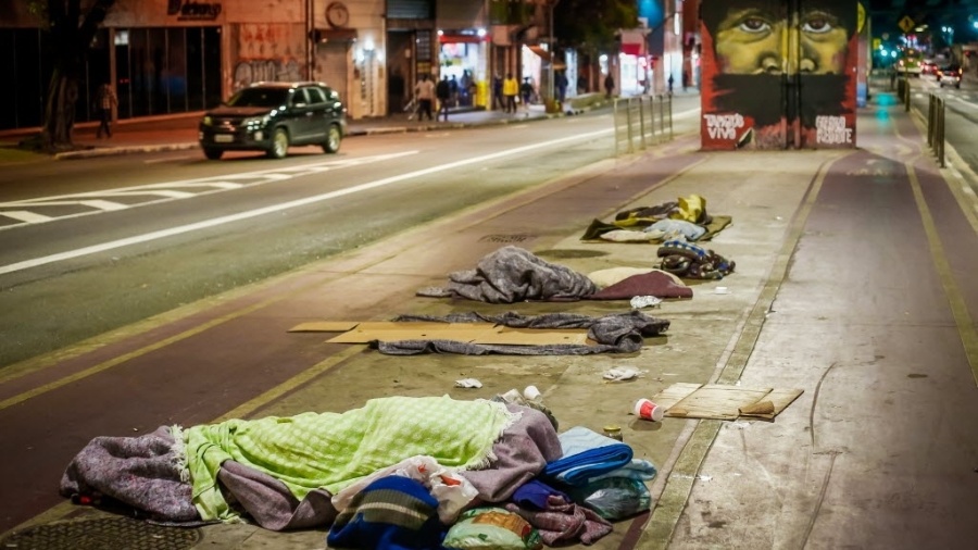 14.jun.2016 - Moradores de rua dormem em calçada na zona central de São Paulo