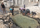 Fim de semana em Aleppo: cratera e cano estourado viram piscina - Abdalrhman Ismail/Reuters