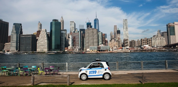 Policial patrulha região de Nova York em um carro Smart - Christian Hansen/The New York Times