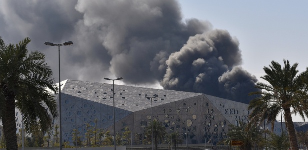 Coluna de fumaça provocada pelo incêndio no Centro Cultural Xeque Jaber Al-Ahmed - Stephanie McGehee/ Reuters