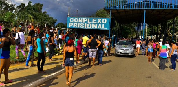 Familiares de presos se reúnem em frente à Penitenciária Odenir Guimarães, em Goiás