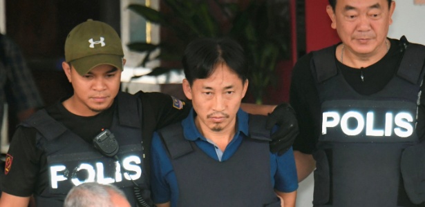 Único norte-coreano detido com base na investigação do assassinato de Kim Jong-nam, Ri Jong Chol deixa sede da polícia para ser deportado - Kyodo/Reuters