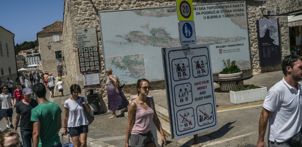 Sinalização para turistas tenta orientar o comportamento público, em Hvar, Croácia - Laura Boushnak/The New York Times