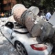19.set.2017 - Coluna de edifício cai em carro após terremoto atingir a Cidade do México - ALFREDO ESTRELLA/AFP