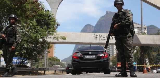 Militar durante cerco feito pelas Forças Armadas na favela da Rocinha, no Rio - Domingos Peixoto/Agência O Globo