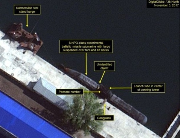 Imagens de satélite mostram evidências de um programa para lançamento de mísseis: uma balsa submersível de testes de lançamento (à esq.) e o protótipo de um submarino - DigitalGlobe/38 North