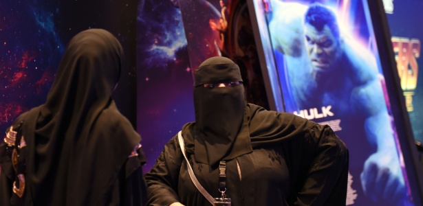 Mulheres sauditas integram a equipe do cinema em Riad - Fayez Nureldine/AFP