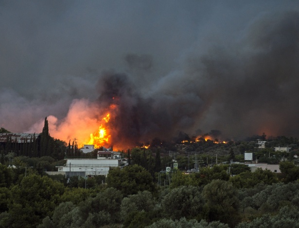 Incêndio florestal atinge área de Rafina, perto de Atenas, na Grécia - AFP PHOTO / ANGELOS TZORTZINIS