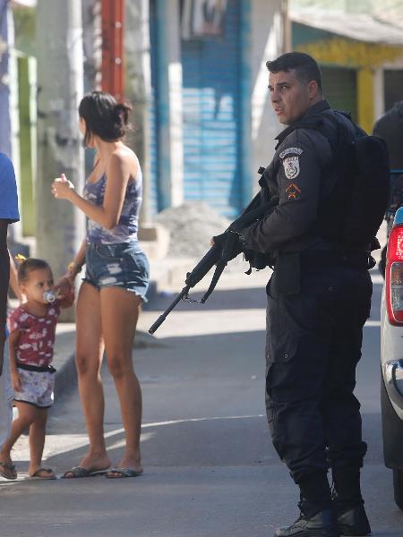 Oficial da PM em patrulhamento em comunidade no Rio de Janeiro