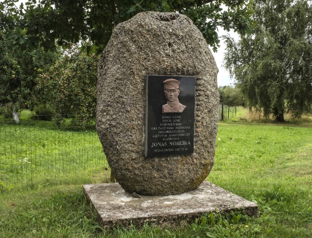 Um monumento celebra Jonas Noreika em Sukioniai, Lituânia, o vilarejo onde ele nasceu - Brendan Hoffman/The New York Times
