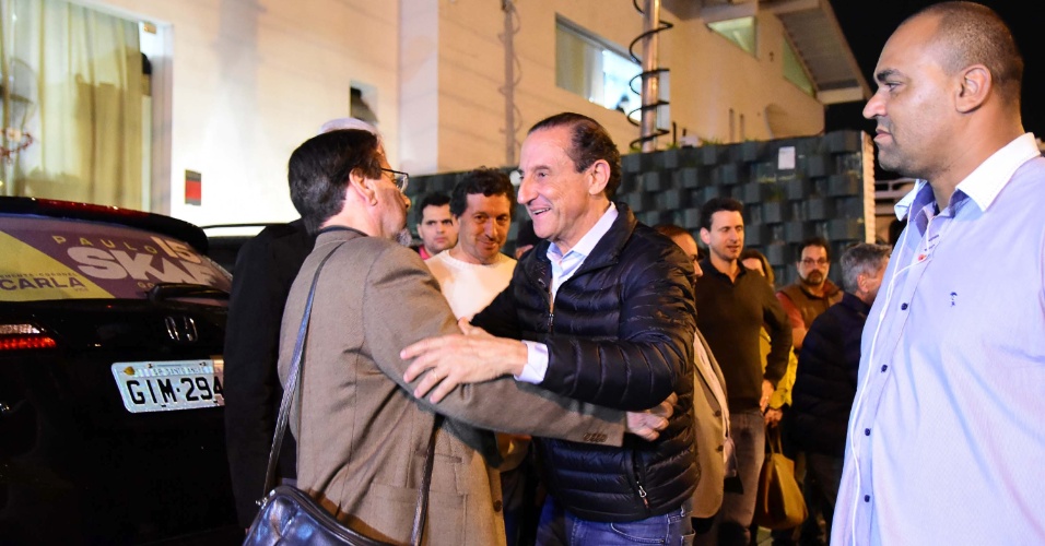 O candidato ao governo Paulo Skaf (MDB), que foi derrotado no primeiro turno, recebeu carinho de apoiadores no comitê de campanha do partido, após as apuração das urnas, em São Paulo