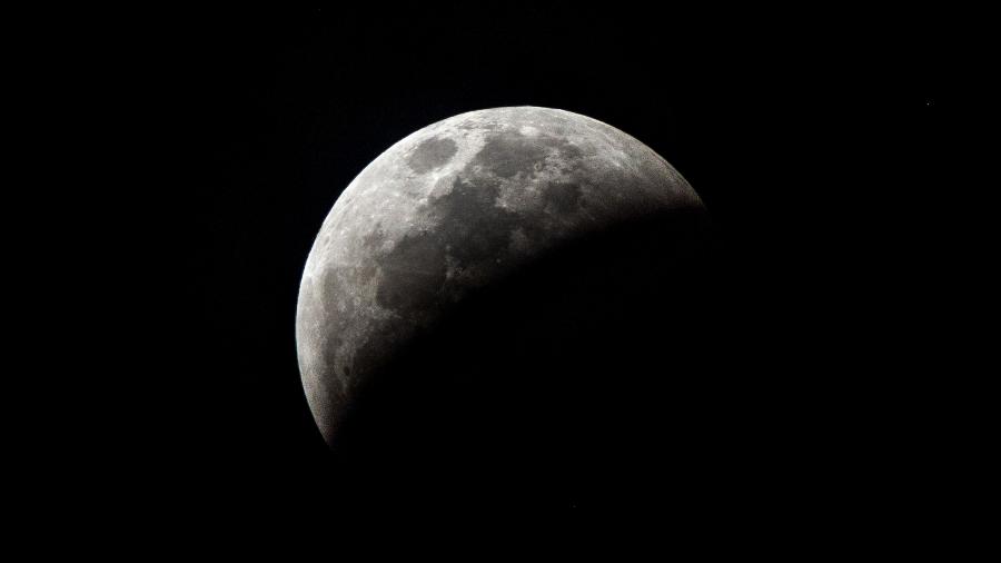 Lua recebeu sua primeira biblioteca por acidente, quando um módulo espacial israelense que deveria pousar no satélite acabou se colidindo com isso - Gaston De Cardenas / AFP