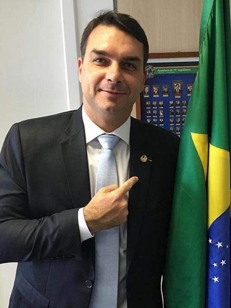 Flávio Bolsonaro foi ao Congresso receber o broche de senador nesta quarta - Reprodução/Instagram Flávio Bolsonaro