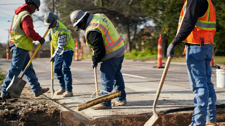 Operários da construção civil trabalham em obra em Dallas, no Texas (EUA) - Cooper Neill/The New York Times