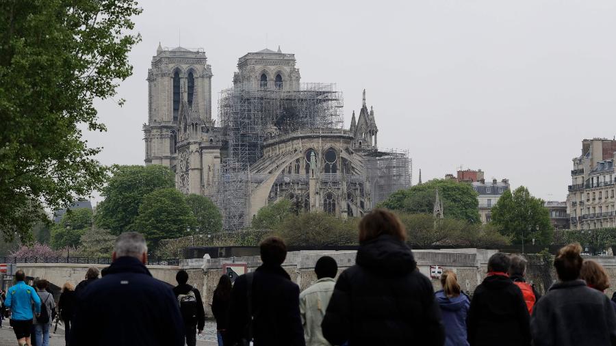 16.abr.2019 - Curiosos se aglomeram no cais do rio Sena, próximo a Catedral de Notre-Dame - Thomas Samson/AFP