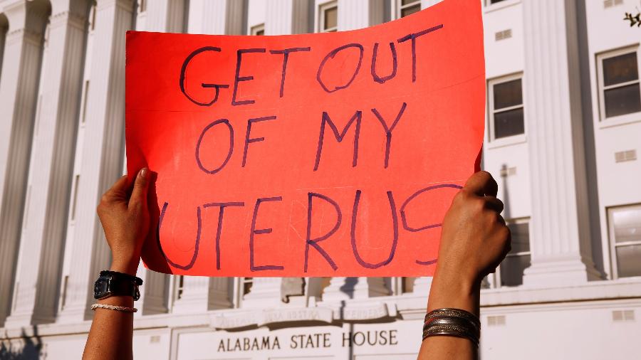 14.mai.2019 - Ativistas pró-escolha protestam em frente ao prédio legislativo do estado americano do Alabama - Chris Aluka Berry/Reuters