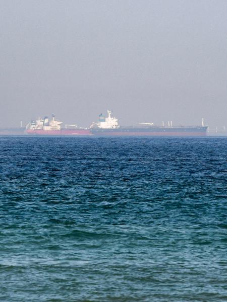 Navios são vistos no Golfo de Omã, região onde transita um terço do petróleo do planeta - Giuseppe Cacace/AFP