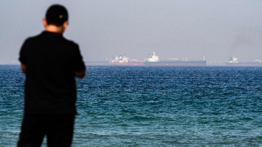 Navios são vistos no Golfo de Omã, região onde transita um terço do petróleo do planeta - Giuseppe Cacace/AFP