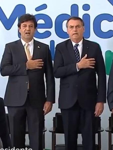 Bolsonaro lança o substituto do programa Mais Médicos ao lado do ministro da Saúde, Mandetta (à esq.) - Reprodução