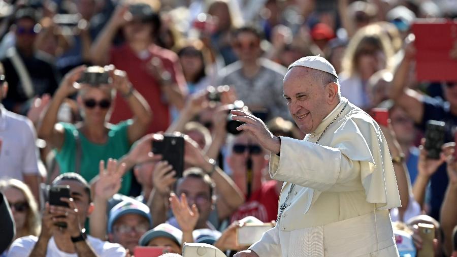 11.set.2019 - O papa Francisco acena para fiéis na praça de São Pedro, no Vaticano - Vincenzo Pinto - 11.set.2019/AFP