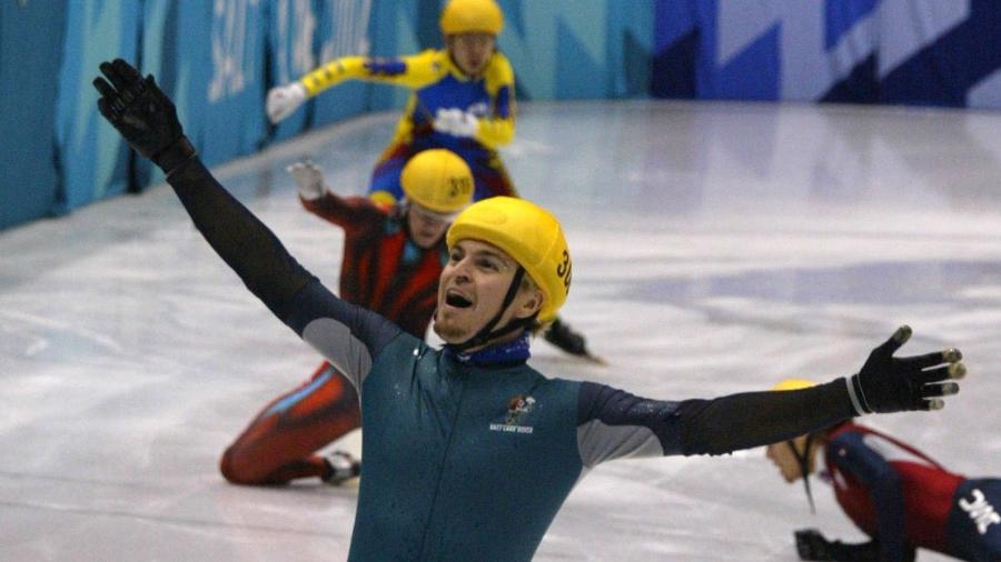 O australiano Steven Bradbury celebra sua improvável vitória nos Jogos Olímpicos de Inverno de 2002 - David Gray/Reuters