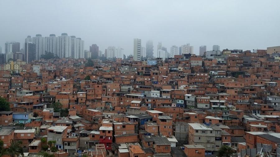 Favela de Paraisópolis e bairro nobre do Morumbi ao fundo - Felipe Souza/BBC Brasil