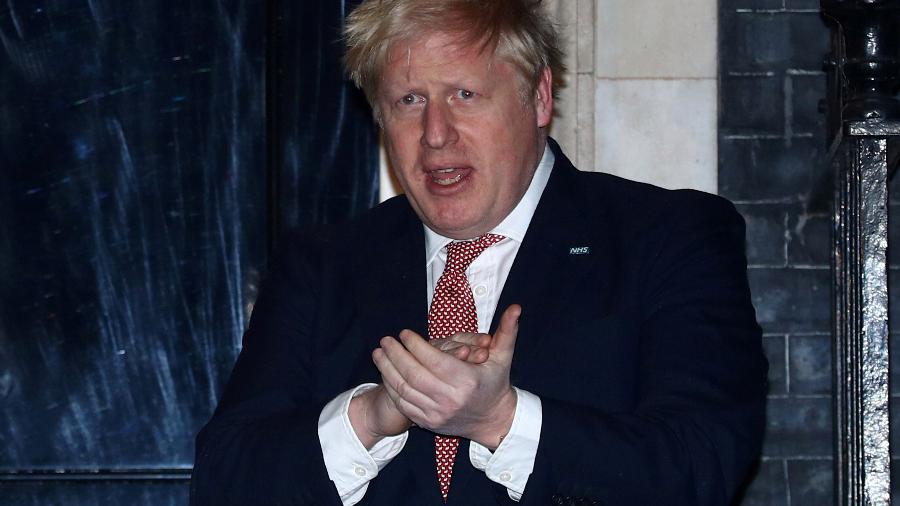 Premiê britânico, Boris Johnson, do lado de fora da residência oficial em Londres - 
