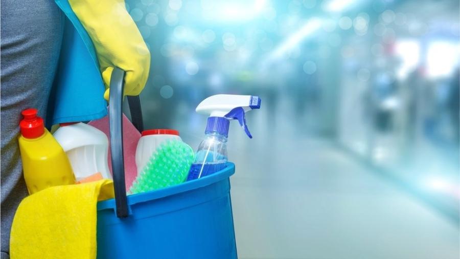 Trabalhadoras domésticas no Brasil estão sendo dispensadas sem pagamento por causa do coronavírus - Getty Images