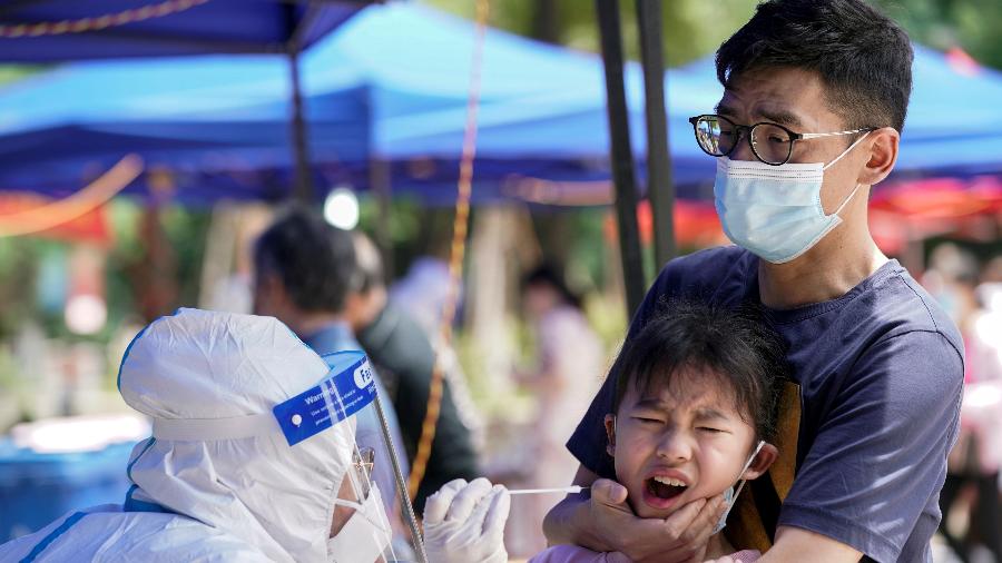 16.mai.2020 - Criança é submetida a teste de coronavírus em Wuhan, na China - Aly Song/Reuters