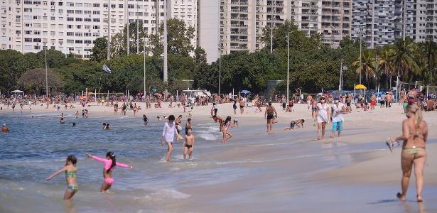 Flexibilização da quarentena | Contra as regras da prefeitura, cariocas se aglomeram nas praias do Rio