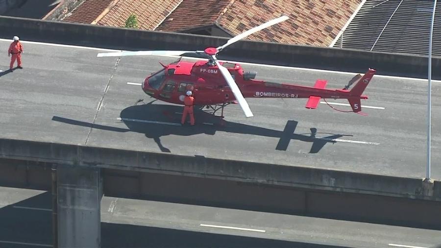 Helicóptero pousa na Linha Vermelha - Reprodução/TV Globo