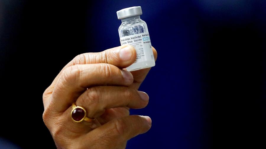 Ministro da Saúde da Índia, Harsh Vardhan, segurando um frasco com a Covaxin, vacina contra a covid-19 produzida pelo laboratório Bharat Biotech - Adnan Abidi/Reuters