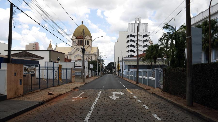 21.fev.2021 - Ruas de Araraquara (SP) vazias em meio ao lockdown; cidade registra redução de índices da pandemia - Tetê Viviane/Futura Press/Estadão Conteúdo