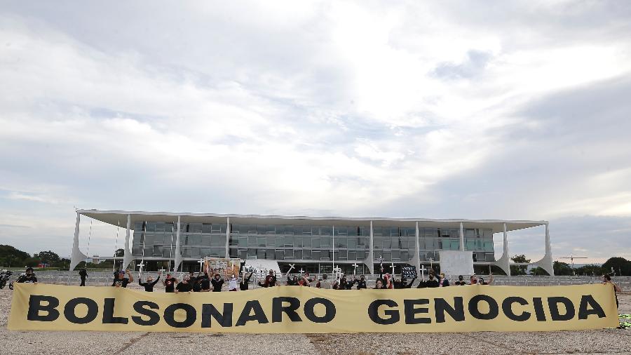 Manifestantes estenderam uma faixa extensa em frente ao Palácio do Planalto, em Brasília, como crítica à atuação de Bolsonaro na pandemia - Dida Sampaio/Estadão Conteúdo