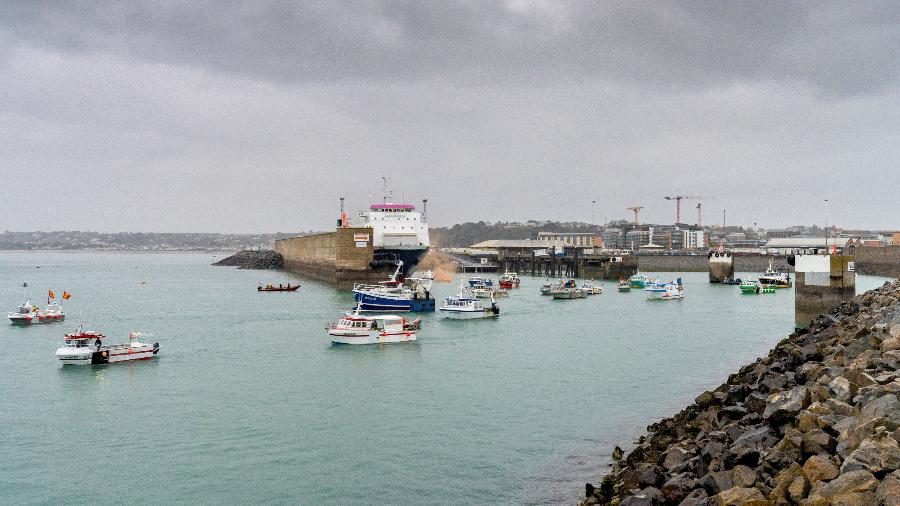 A frota pesqueira francesa é vista na entrada do porto em St Helier, Jersey - Marc Le Cornu/Reuters