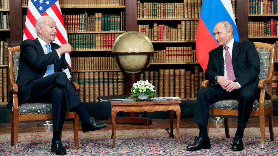 16.jun.2021 - Os presidentes dos Estados Unidos, Joe Biden, e da Rússia, Vladimir Putin, durante encontro bilateral em Genebra, na Suíça