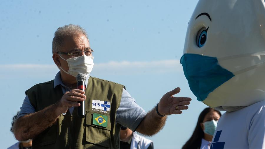 Ministro da Saúde, Marcelo Queiroga, participa da abertura do projeto de vacinação em massa em Paquetá, no Rio de Janeiro - ERBS JR./FRAMEPHOTO/ESTADÃO CONTEÚDO