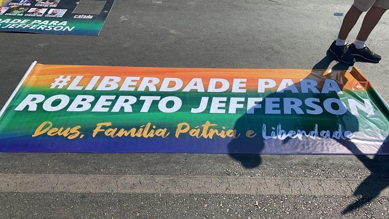 7.set.2021 - Faixa pede a liberdade do ex-deputado Roberto Jefferson, preso por determinação do STF por suspeita de incentivar atos contra as instituições democráticas. Após assar mal, ele foi transferido para um hospital - Antonio Temóteo/UOL