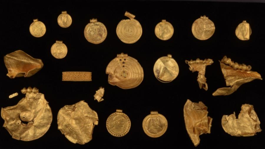 As peças de ouro, incluindo medalhões do tamanho de um pires, permaneceram enterrados por 1.500 anos - Reprodução/VejleMuseeerne