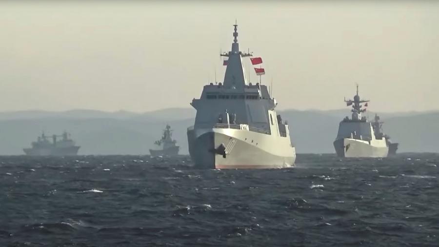 18.out.2021 - Um grupo de navios da China e da Rússia navega durante exercícios militares conjuntos no Mar do Japão - Ministério da Defesa Russo/Handout/via Reuters