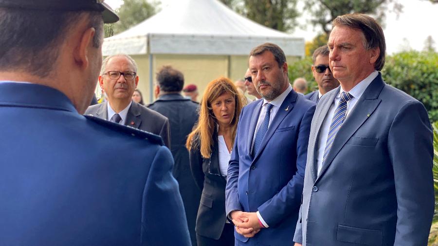Líder italiano da Lega Matteo Salvini e o presidente brasileiro Jair Bolsonaro durante comemoração pelos soldados brasileiros mortos durante a Segunda Guerra Mundial, em Pistoia, em 2 de novembro de 2021.  - HANDOUT/AFP