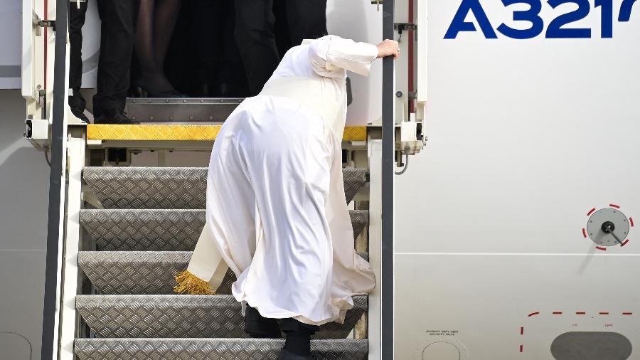 06.dez.21 - Papa Francisco tropeça durante embarque em um avião no Aeroporto Internacional de Atenas - ARIS MESSINIS/AFP