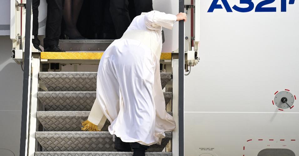 06.dez.21 - Papa Francisco tropeça durante embarque em um avião no Aeroporto Internacional de Atenas
