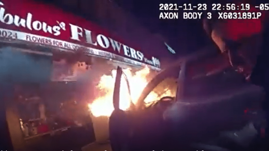 Policial assumiu papel de bombeiro e tentou apagar chamas de carro, além de socorrer vítima - Reprodução/NYPD