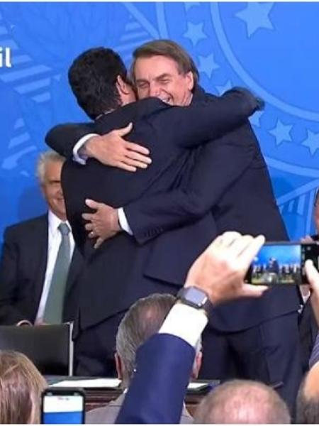 Moro e Bolsonaro se abraçam no dia 29 de agosto de 2019 - Reprodução/TV Brasil